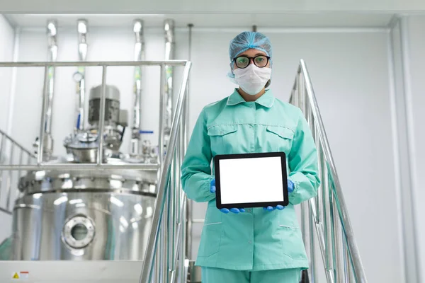 Cientista com tablet por máquina na fábrica — Fotografia de Stock