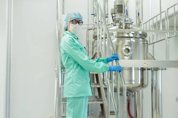 Cientista que trabalha em laboratório de plantas — Fotografia de Stock