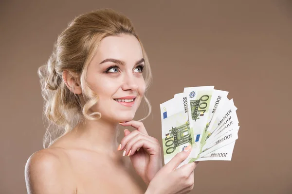 Schöne Blondine mit Geld — Stockfoto
