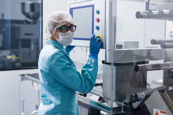 Cientista de pé perto do painel de controle — Fotografia de Stock