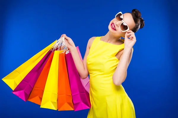 Chica morena con bolsas de compras — Foto de Stock