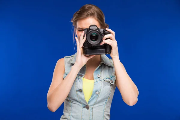 Lachende meisje met camera in handen — Stockfoto