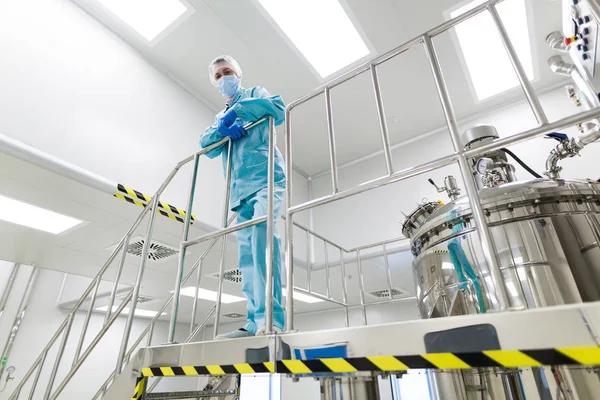 Cientista que trabalha com tanque em planta — Fotografia de Stock