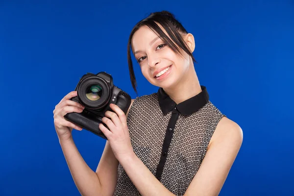 Mosolygó lány, kezében a fényképezőgéppel — Stock Fotó