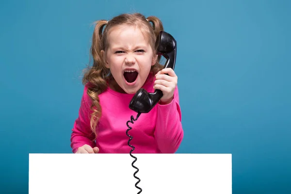 Κοριτσάκι με άδειο αφίσα και τηλέφωνο — Φωτογραφία Αρχείου