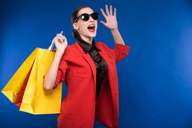 kağıt torba ile kırmızı ceketli kız