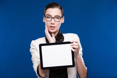 Tablet ellerde ile kız