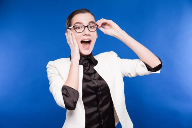 kız beyaz ceket ve gözlük