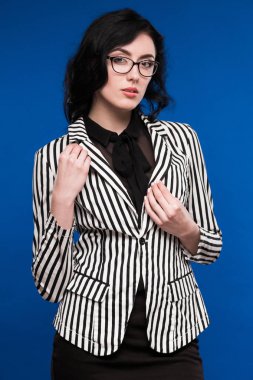 Kız çizgili ceket ve gözlük