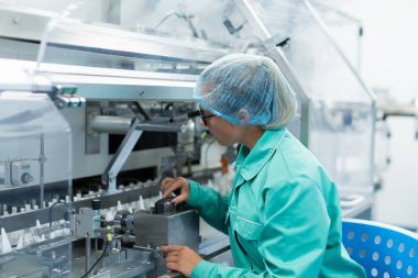 bilim adamı Makine Fabrikası'nda yakın duruyor
