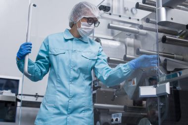 bilim adamı tarafından makine milleri ile 