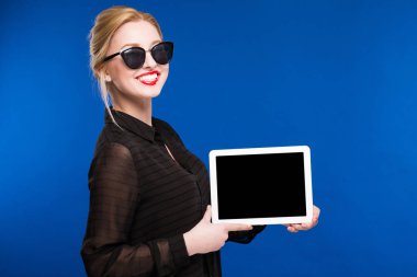 Tablet ellerde ile kız