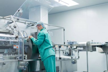 bilim adamı makine milleri ile çalışır