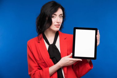 Tablet ellerde ile kız