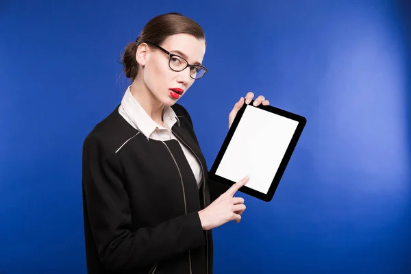 Chica con la tableta en las manos — Foto de Stock