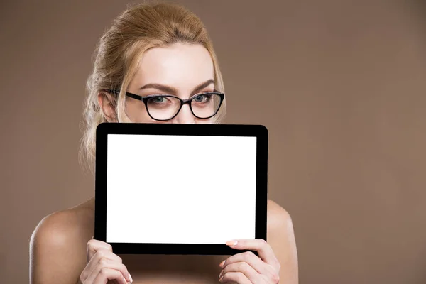 Chica joven con la tableta — Foto de Stock