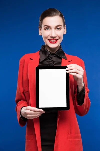 Fille avec comprimé dans les mains — Photo