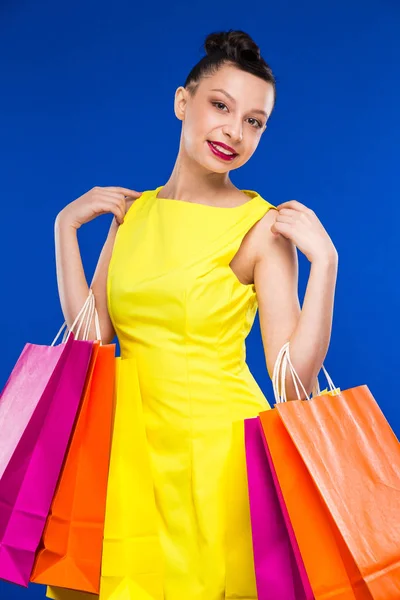 Bruna ragazza con shopping bags — Foto Stock