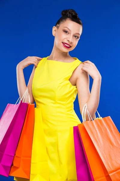 Menina morena com sacos de compras — Fotografia de Stock