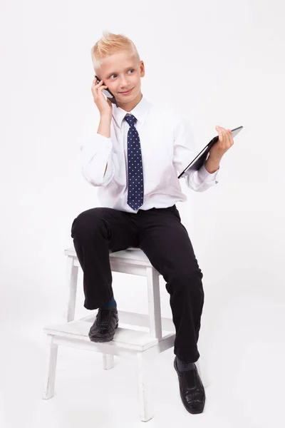 Niño de escuela en camisa con tableta y teléfono — Foto de Stock