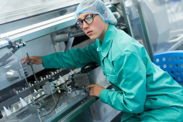 Scienziato è in piedi vicino alla macchina in fabbrica — Foto Stock