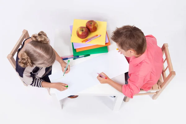 Dzieci w wieku szkolnym z jabłka i książek — Zdjęcie stockowe