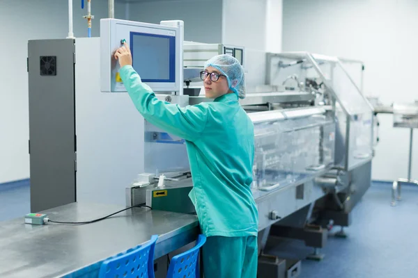 Facroty werknemer in de buurt van industriële machine — Stockfoto