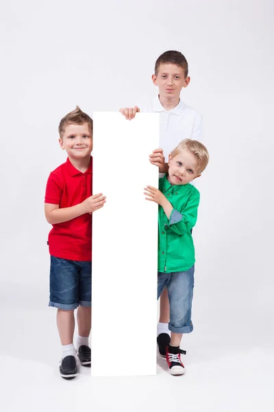 Băieți școlari cu poster alb — Fotografie, imagine de stoc