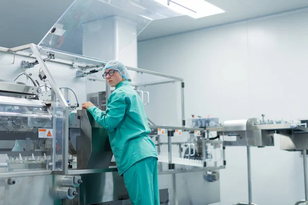 Cientista trabalha com máquina com eixos — Fotografia de Stock