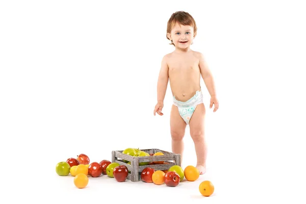 Улыбающийся мальчик с яблочными фруктами — стоковое фото