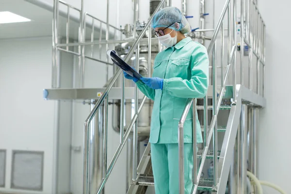 Wissenschaftler mit Tablet in der Fabrik — Stockfoto