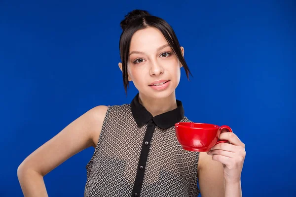 Lachende meisje met cup in handen — Stockfoto