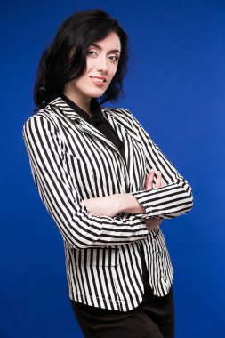 çizgili ceketi giyen kız 