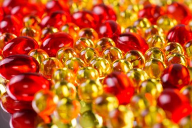 Sarı ve kırmızı tıbbi kapsül