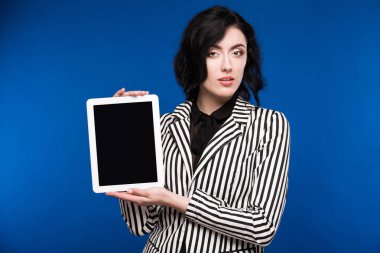 Tablet ellerde ile kız