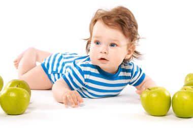 elma ile gülümseyen bebek çocuk