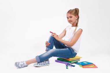 küçük kız öğrenci zekâ kitap ve kalemler