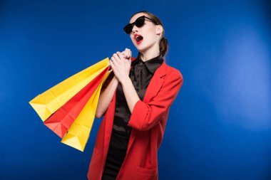 kağıt torba ile kırmızı ceketli kız