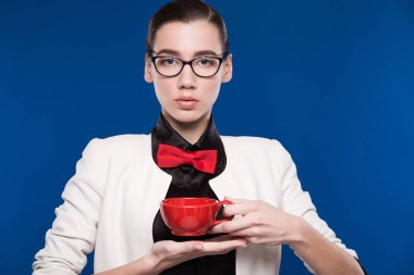 elinde kırmızı Kupası ile gözlüklü esmer 