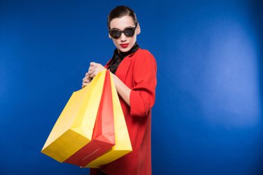 kağıt torba ile kırmızı ceketli kız