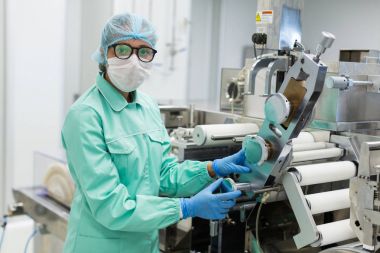 endüstriyel makine yakınındaki Facroty işçi