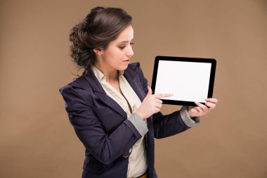 Tablet ellerde ile kız