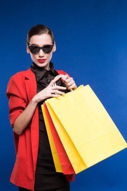 kağıt torba ile kırmızı ceketli kız