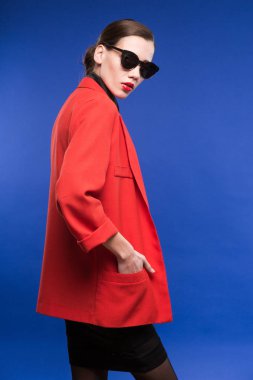 Kız kırmızı ceket ve güneş gözlüğü