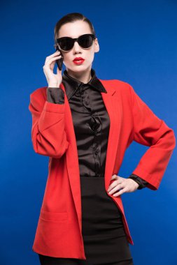 Kız telefonda konuşuyor. 