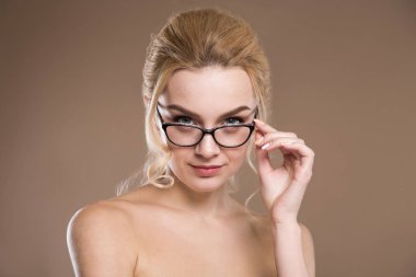 güzel sarışın gözlüklü