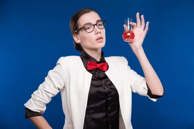 test tüpü içinde el ile kız