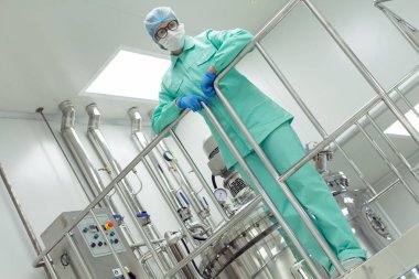 bitki laboratuvarda çalışan bilim adamı