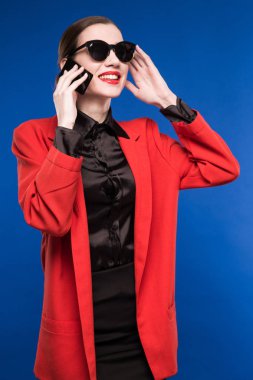 Kız telefonda konuşuyor. 