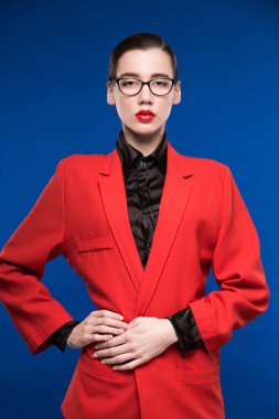 Kız kırmızı ceket ve gözlük